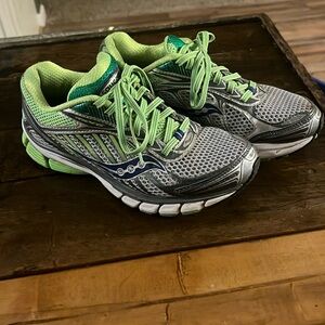 Women’s saucony running shoes, size 7